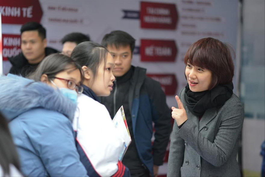 PGS.TS Phạm Thu Hương, Phó hiệu trưởng Trường ĐH Ngoại thương, tư vấn tuyển sinh cho thí sinh. Ảnh: FTU 