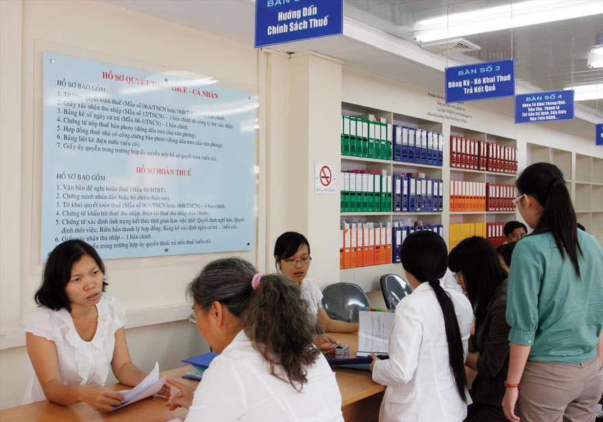Làm thủ tục quyết toán thuế thu nhập cá nhân tại Cục Thuế TPHCM Ảnh: GDT
