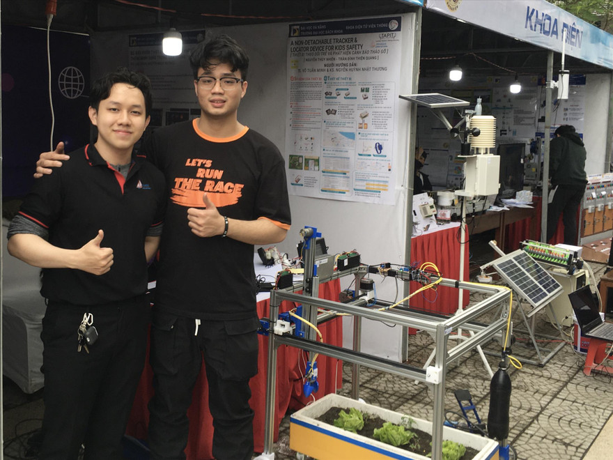 Phương Nguyên và Tuấn Sơn bên mô hình tự động chăm sóc vườn rau Ảnh: PV 