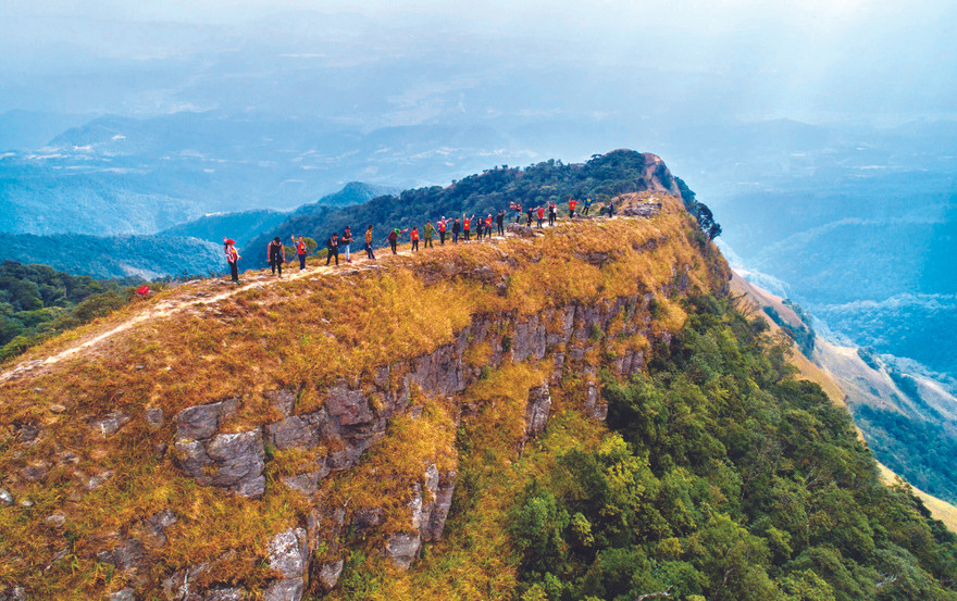 Hùng vĩ “sống lưng khủng long” xứ Lạng. Ảnh: Lăng Huy