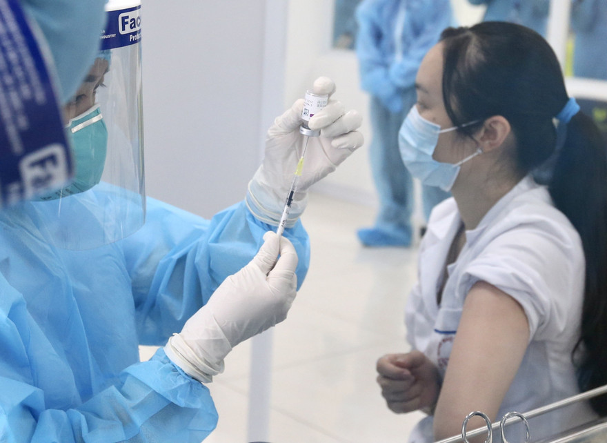 Tiêm vắc-xin phòng COVID-19 cho nhân viên y tế. Ảnh: Như Ý