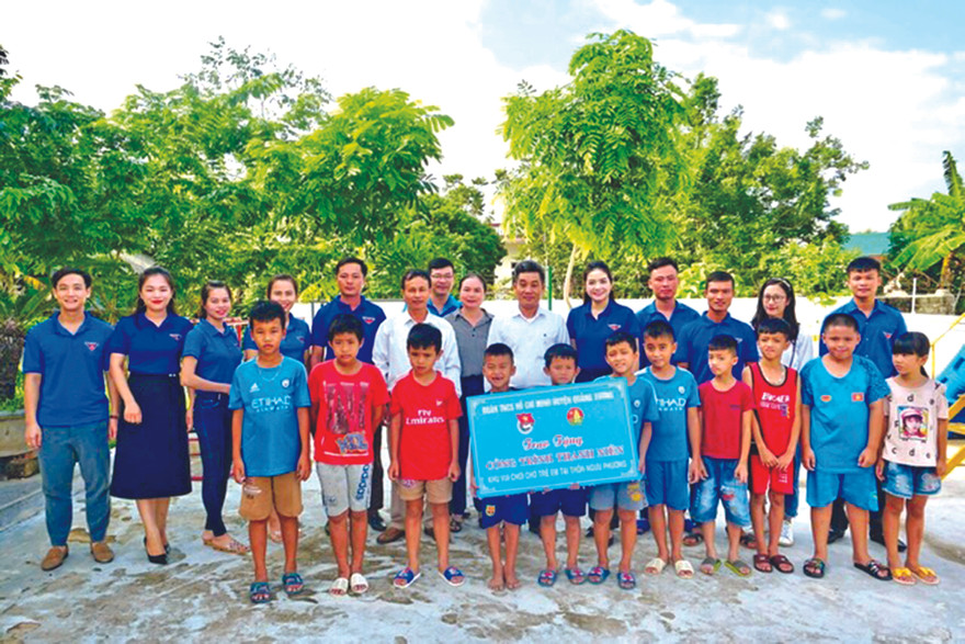 Chị Nguyễn Hồng Anh - Bí thư Huyện Đoàn Quảng Xương (Thanh Hóa) tại công trình khu vui chơi bàn giao cho các địa phương