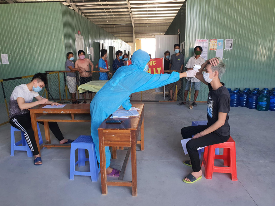 Lực lượng chức năng kiểm tra y tế đối với những trường hợp nhập cảnh qua cửa khẩu quốc tế Hà Tiên (Kiên Giang) 