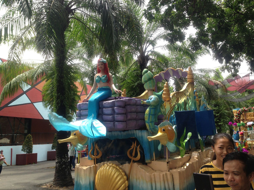 Hóa tiên dù rất mệt, say nắng nhưng vẫn phải tươi tắn, vui cười với khách Ảnh: U.P 