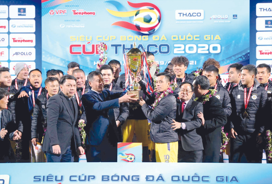 Chỉ 3 ngày sau khi nâng cao Siêu cúp bóng đá Quốc gia – cúp THACO 2020, Văn Quyết sẽ được vinh danh Quả bóng vàng Việt Nam 2020? ảnh: NHƯ Ý 