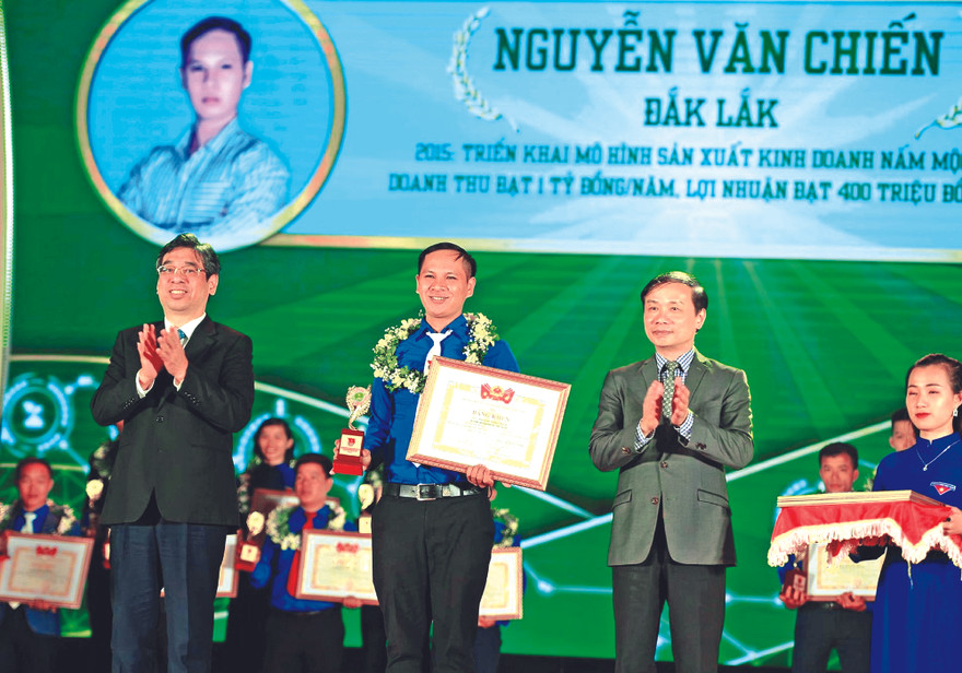 Anh Chiến nhận giải thưởng Lương Định Của năm 2020