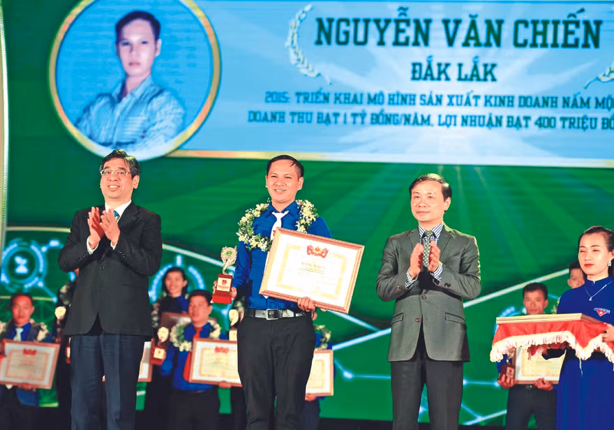 Anh Chiến nhận giải thưởng Lương Định Của năm 2020