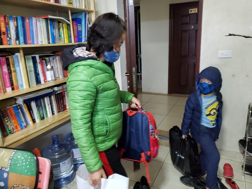 Gia đình chị Nguyễn Thị Nga (phường Việt Hưng, quận Long Biên, Hà Nội) nhờ chị họ gần nhà trông giúp con trai nghỉ học vì dịch 