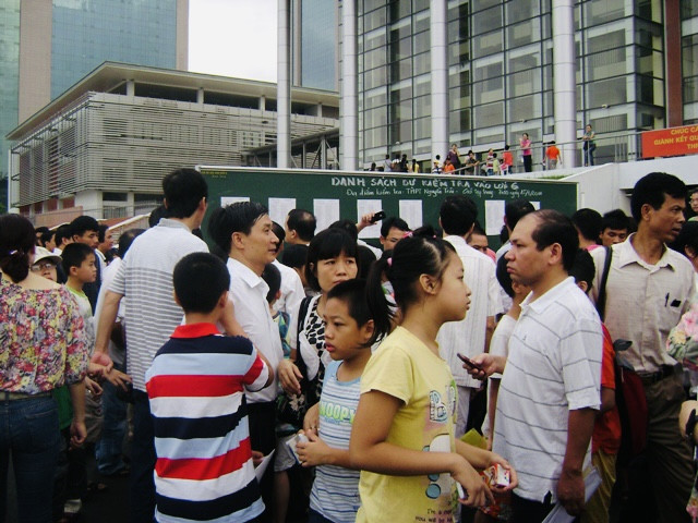 Phụ huynh đưa học sinh đi dự thi vào lớp 6, Trường THPT chuyên Hà Nội Amsterdam những năm trước