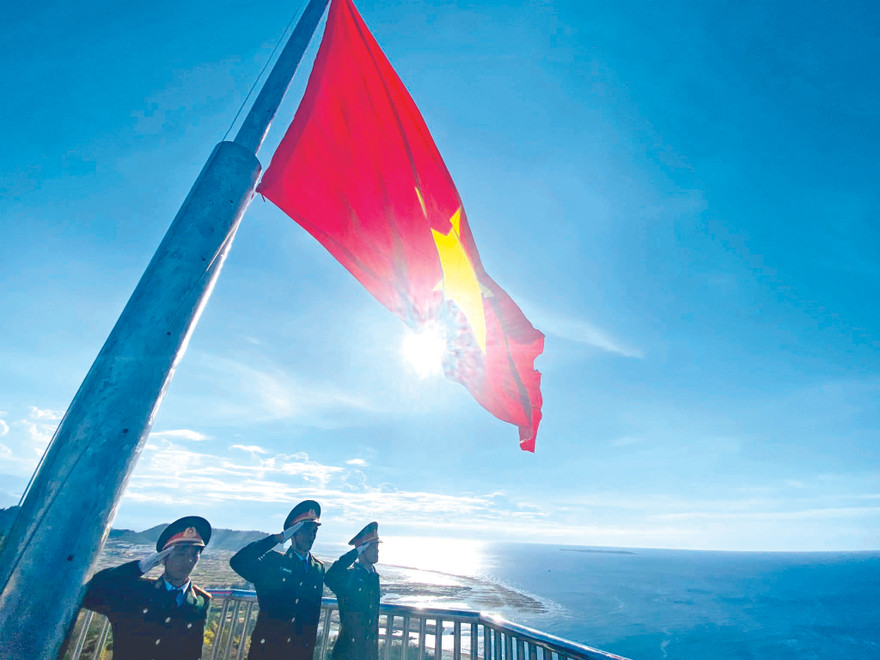 Lễ thượng cờ tại Lý Sơn, một trong những hoạt động quan trọng trong những ngày diễn ra giải chạy Ảnh: Hồng vĩnh