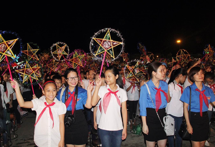 Tác giả (đeo kính) trong một lần tổ chức Tết Trung thu cho các em nhỏ Ảnh: NVCC 