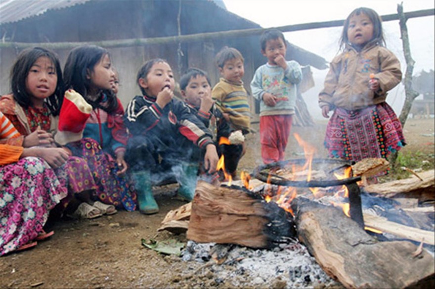 Học sinh vùng cao được đốt lửa sưởi ấm khi trời rét 