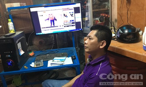 Sang và các máy móc thiết bị tổ chức đá gà ăn tiền qua mạng- Ảnh: Huệ Trinh/CATP