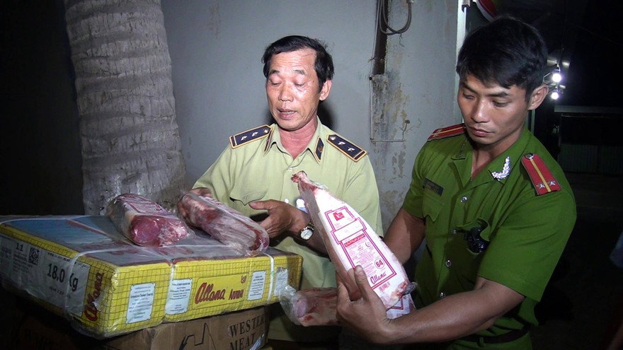 Cơ quan chức năng kiểm tra số hàng trên xe khách BKS 53M-1118