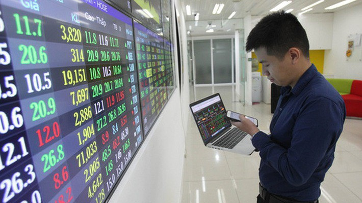 Một số chuyên gia xem đợt giảm điểm này của chứng khoán Việt Nam là cơ hội để mua vào.