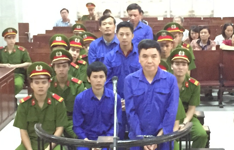 Các bị cáo trong phiên xử ngày 26/10. Ảnh: Bảo Thắng