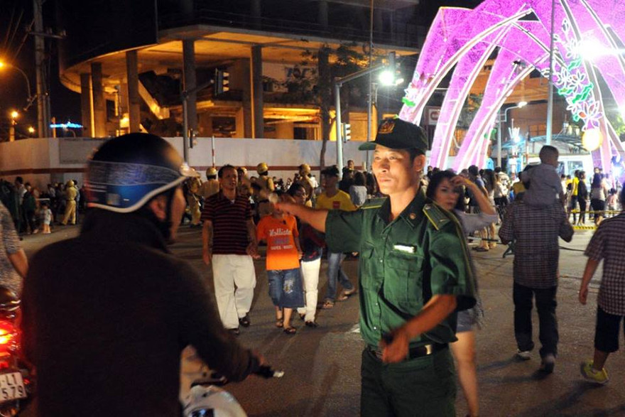 Hàng chục nghìn người đổ về trung tâm Sài Gòn đón giao thừa