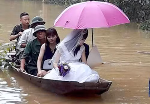 Chị Lam trên đi thuyền về nhà chồng. Ảnh: T.L