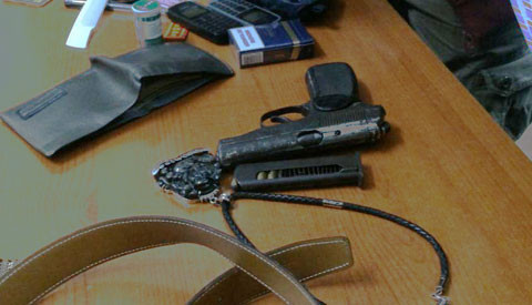 Cướp tiền rồi cố thủ, nổ súng chống trả công an