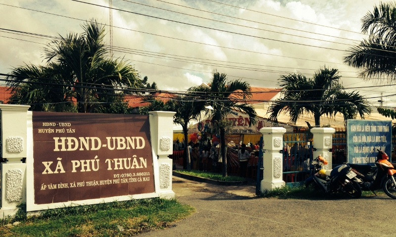 Trụ sở xã Phú Thuận là nơi tổ chức tiệc cưới con gái Chủ tịch xã chưa tròn 16 tuổi