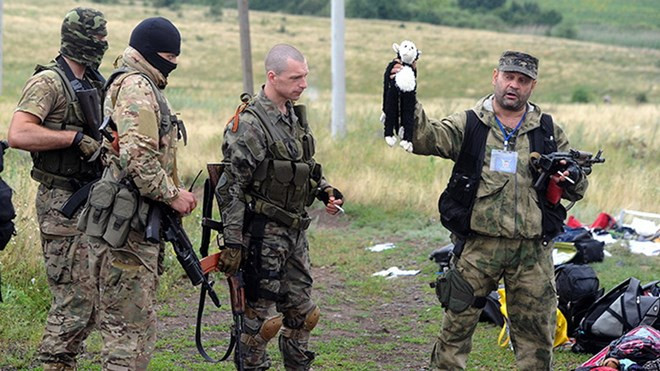 Bức ảnh được cho là chụp cảnh một binh sĩ quân tự vệ giơ cao con gấu bông như một chiến lợi phẩm. (Nguồn: AFP)