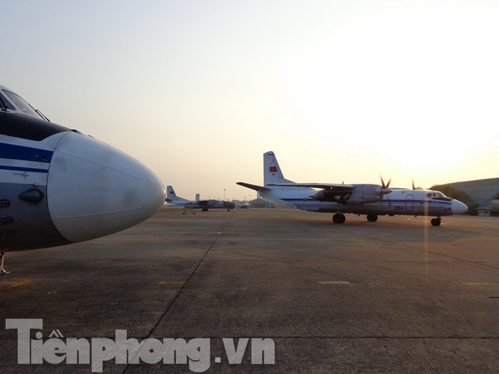 Chiếc AN 26 số hiệu 286 được lệnh cất cánh trước, đang lăn bánh ra đường băng.