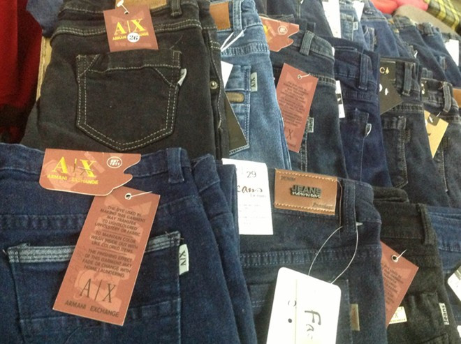 Túi Gucci, quần bò Prada bán ngập chợ sinh viên