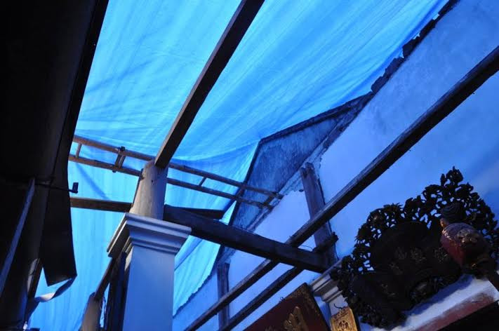 Đình được che tạm bằng tấm bạt sau khi 4 thanh gỗ sưa bị dỡ 