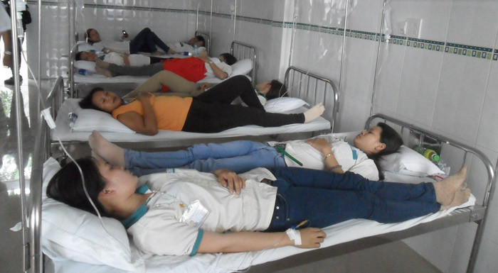 Công nhân bị ngộ độc đang điều trị tại bệnh viện. Ảnh: Hòa Hội