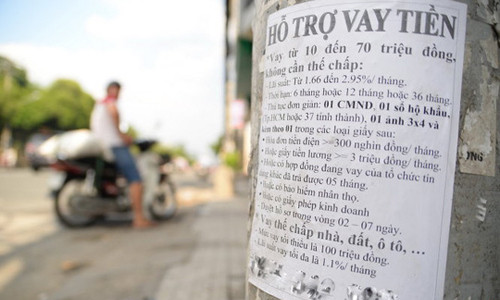 Trước khi đặt bút ký vào đơn đề nghị vay kiêm hợp đồng vay vốn, khách hàng nên hiểu rõ từng điều khoản. Ảnh minh họa