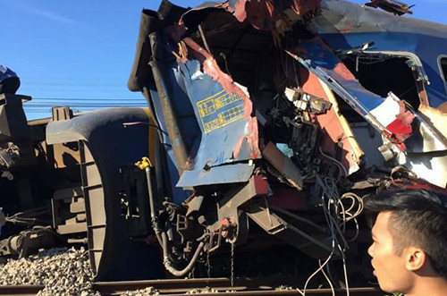 Ba toa phục vụ hư hỏng nặng sau va chạm với máy xúc. Ảnh: Đường sắt Việt Nam