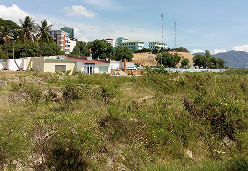 Dự án công ty Nha Trang Sao bị ngưng hoạt động do chậm tiến độ. Ảnh: Xuân Ngọc.