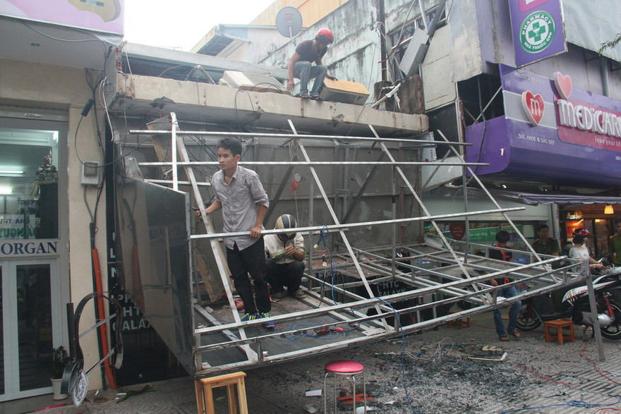 Tấm biển quảng cáo ngã đè hư hỏng 4 xe máy