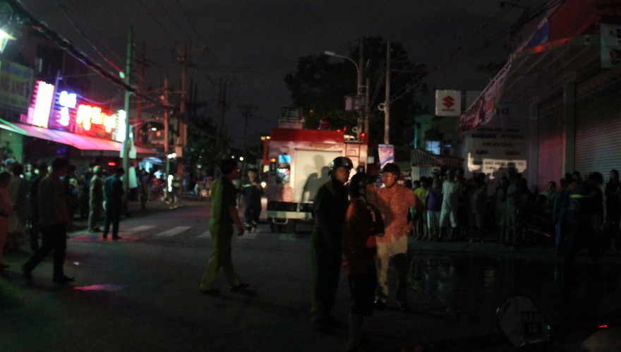 Cháy Công ty kẹo, cả khu phố náo loạn