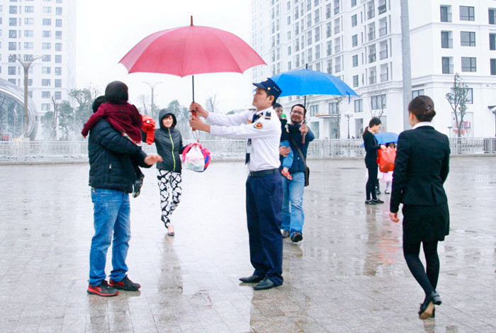 Trong tiết trời mưa xuân ẩm ướt, khách hàng đến thăm quan, mua sắm tại VMM Times City đã rất hài lòng khi được nhân viên bảo vệ, lễ tân Times City tiếp đón và cung cấp ô ngay tại sảnh chính quảng trường Times City đi xuống TTTM