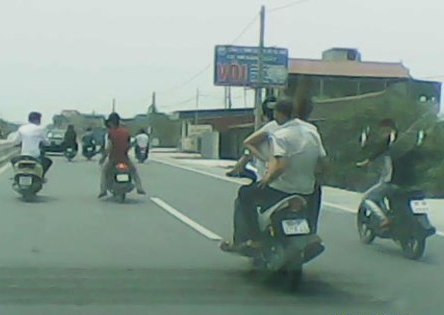 Nam thanh niên say rượu cản trở xe cán bộ cao cấp