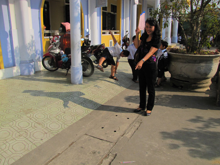  Vị trí học sinh T. rượt chân ngã từ độ cao rơi tự do khoảng 5 mét. 