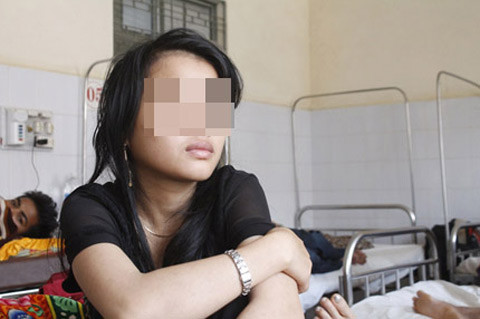 Chồng đánh vợ đang mang bầu ngất xỉu vì cãi lại