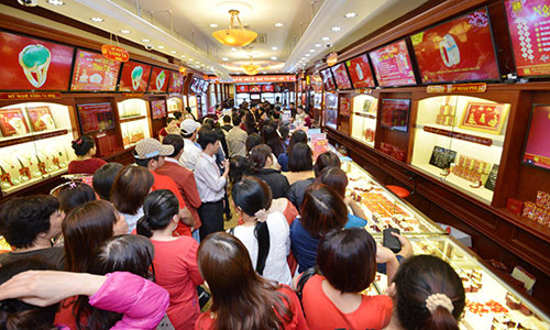 Các doanh nghiệp có thể đạt doanh thu hàng trăm tỷ đồng trong ngày Thần Tài với lượng mua tăng vọt so với năm ngoái. Ảnh: VnExpress