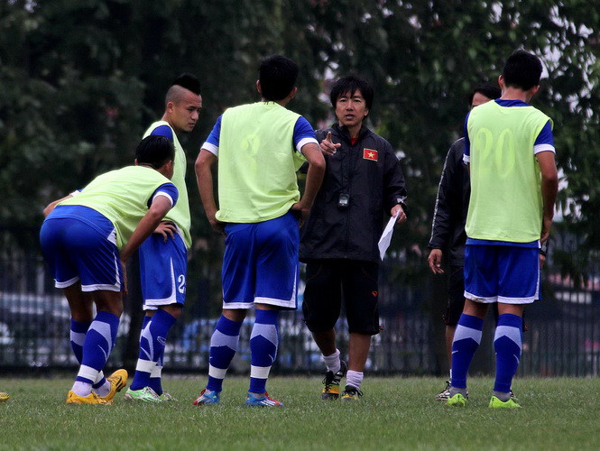 Vấn đề thể lực là vấn đề mà thầy Nhật Toshiya Miura (áo đen) đặc biệt chú ý trong hơn một tuần hội quân U.23 Việt Nam - Ảnh: Minh Tú/ Thanh Niên