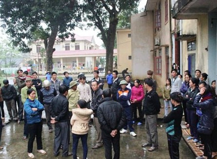 Rất đông người nhà sản phụ tập trung tại bệnh viện để yêu cầu làm rõ vụ việc.