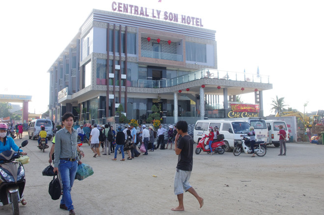 Nhiều khách liên hệ khách sạn nhưng đã hết chỗ.