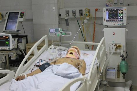 Anh Nguyễn Văn Lưu đang được cấp cứu tại ở Khoa Hồi sức tích cực, BV Hữu nghị Đa khoa Nghệ An. Ảnh: PLO