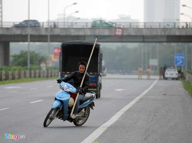Người vi phạm liều lĩnh quay đầu ngay trong làn ôtô và chạy ngược chiều về phía đường gom vào cao tốc để trốn tránh lực lượng Cảnh sát giao thông. Ảnh: Hoàng Anh/ Zing