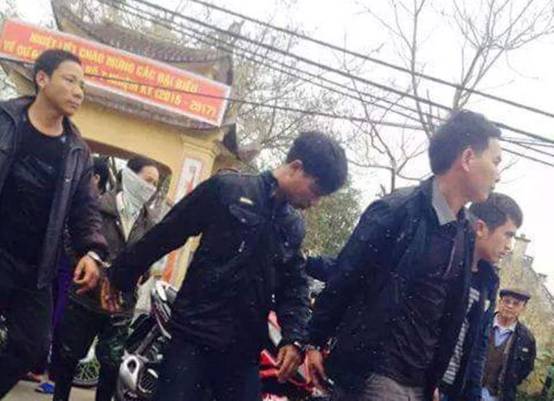 Một số con bạc bị công an bắt giữ.