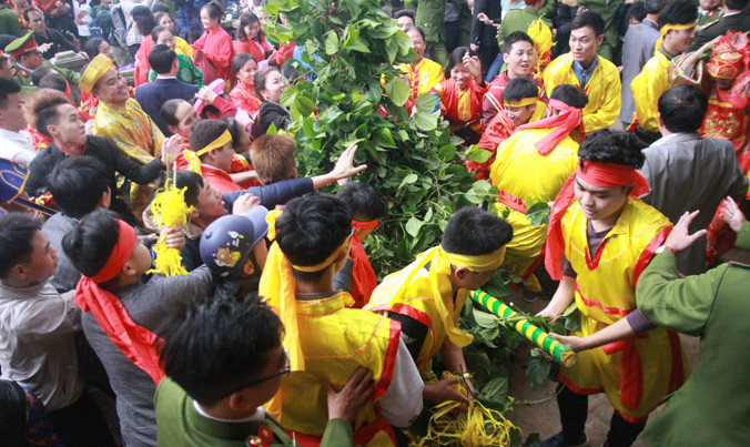 Tranh cướp lộc, phát ấn tràn làn và lao vào lễ hội bằng niềm tin mù quáng là những mặt trái của xã hội say mê lễ hội hiện nay. Ảnh: Toan Toan