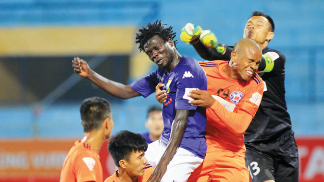 Moses (giữa) nhờ V-League mà được sang Nga chơi bóng với giá chuyển nhượng gần nửa triệu USD. Ảnh: Tuấn Tú