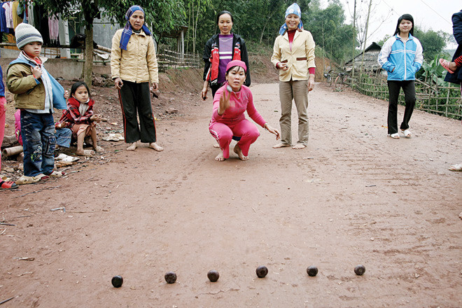 Hạt mảng dùng để ném được gọi là tín chờ, trong khi một đội ném tín chờ, đội còn lại có nhiệm vụ canh để dựng lại các đồng mảng bị ném trúng.