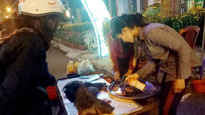 Quầy bán thịt heo rừng trên lề đường Phạm Văn Đồng, TP Quảng Ngãi (Ảnh chụp lúc chiều tối ngày 29 Tết Đinh Dậu)