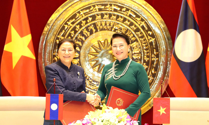 Chủ tịch Quốc hội Nguyễn Thị Kim Ngân và Chủ tịch Quốc hội Lào Pany Yathotou sau cuộc hội đàm ngày 6/3 tại Hà Nội. Ảnh: TTXVN